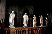 Verona, Cattedrale di San Zeno, la balaustra del presbiterio con statue del Cristo e Santi.